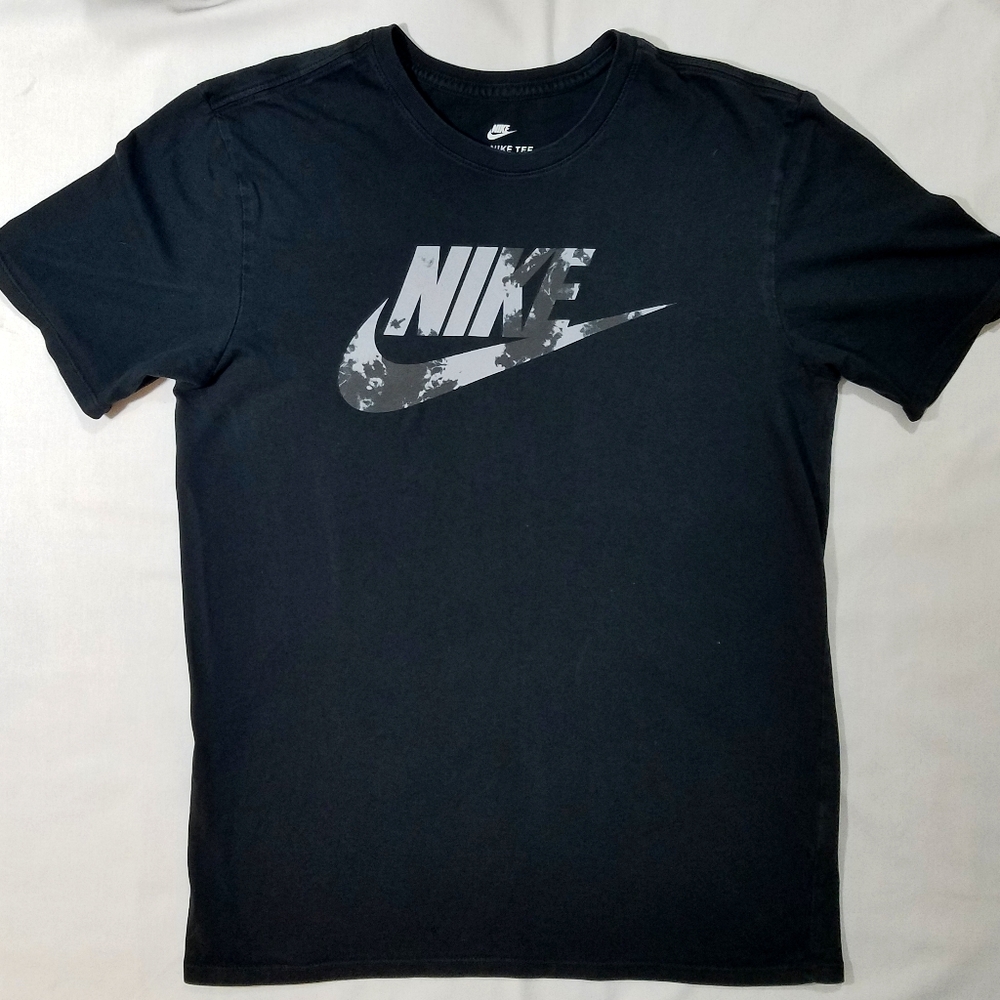 The Nike Tee in Black. Athletic Cut